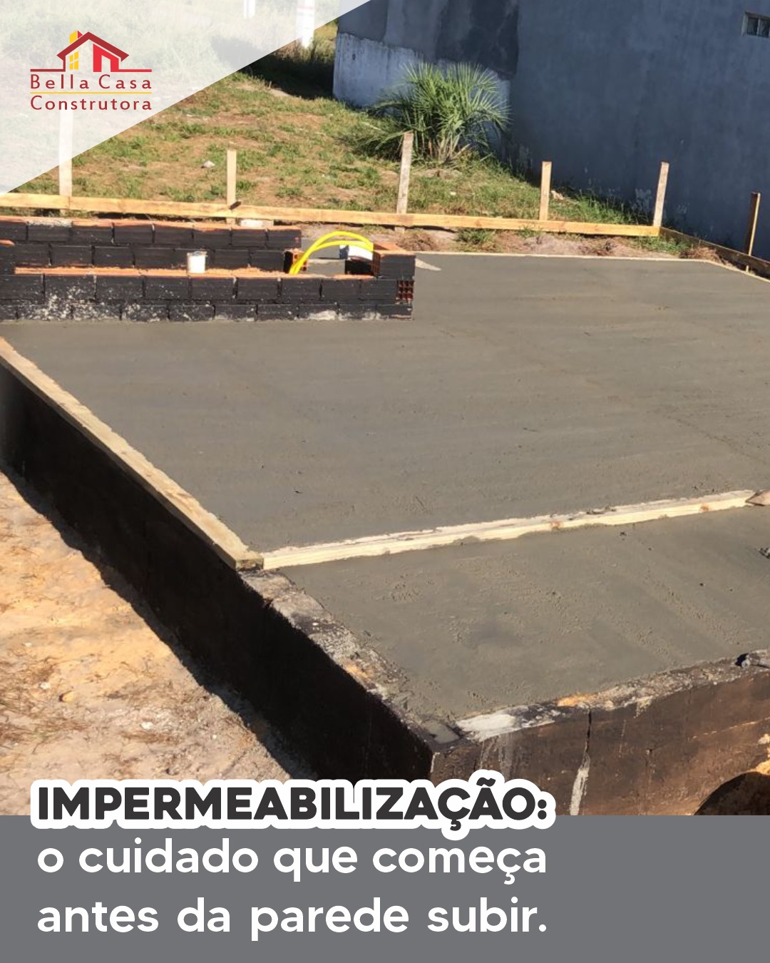 Muita gente só lembra da impermeabilização quando a parede já está manchada.

Aqui, o cuidado vem antes.

Aplicamos impermeabilização ainda na fundação, protegendo a estrutura contra umidade do solo e evitando dores de cabeça no futuro.

Prevenção custa menos que reforma.

Bella Casa Construtora — mais de 13 anos construindo com qualidade em Garopaba e região.